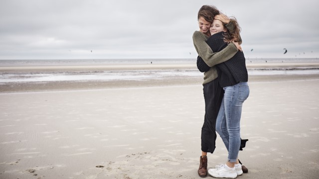 Mor og datter på strand